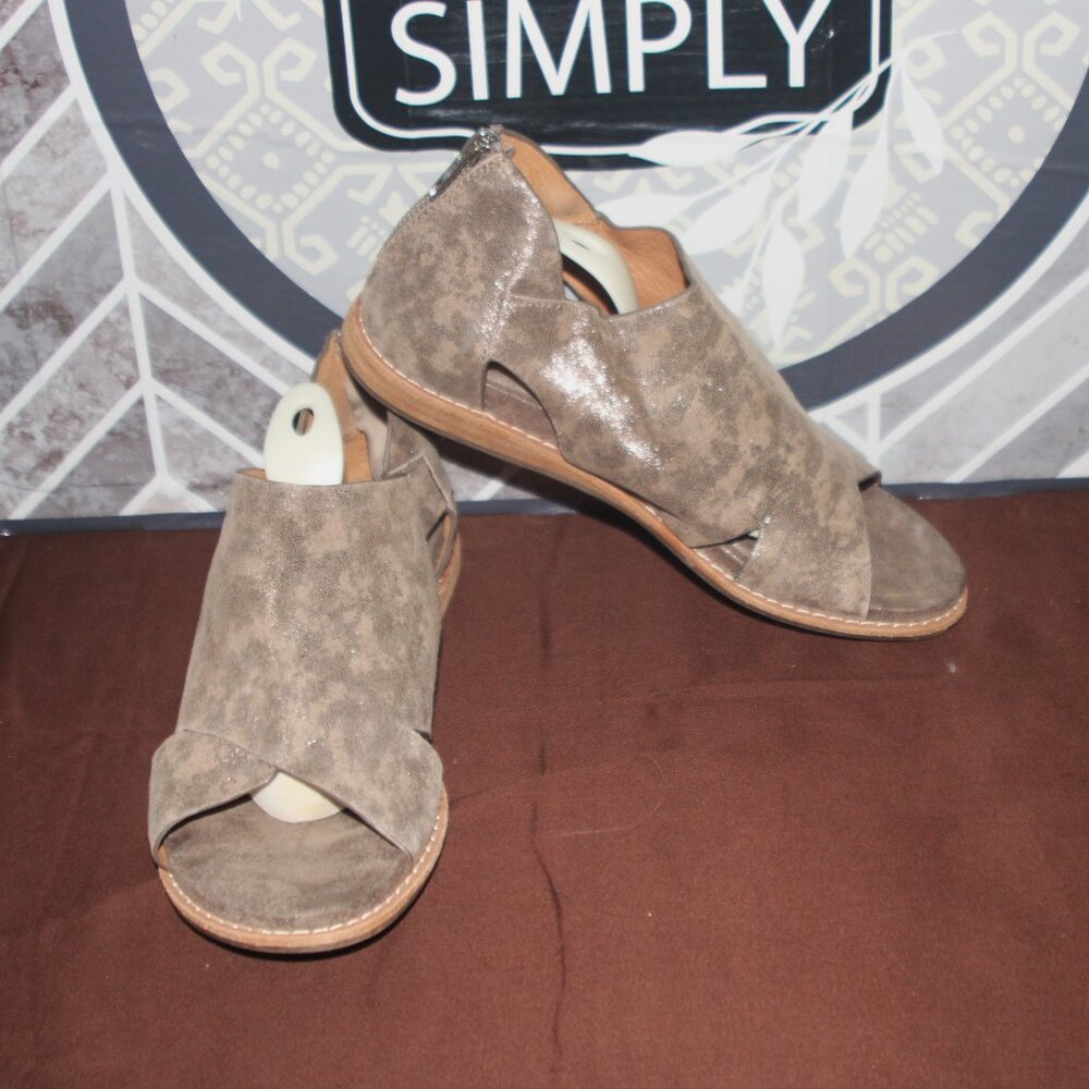 15a. EC LADIES SOFFT SANDALS - 6 1/2 - METALIC